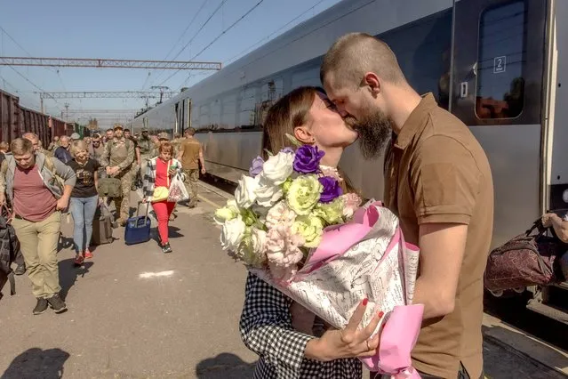 Oleksiy, a Ukrainian serviceman, kisses his wife Maryna, who arrived on a train from Kyiv to visit him, at the railway station in Kramatorsk, Donetsk region, on September 25, 2023, amid the Russian invasion of Ukraine. (Photo by Roman Pilipey/AFP Photo)
