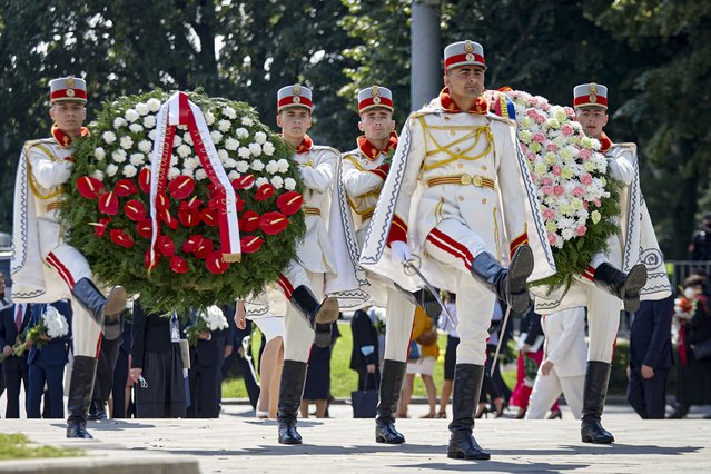 Honor guards carry wreaths during an event held to celebrate Moldova's national day, three decades after the country declared independence from the Soviet Union, in Chisinau, Moldova, Friday, August 27, 2021. The 30-year anniversary event was held in the capital's Grand National Assembly Square where President Maia Sandu was joined by Poland's President Andrzej Duda, Ukraine's President Volodymyr Zelenskyy and Romania's President Klaus Iohannis. (Photo by Aurel Obreja/AP Photo)