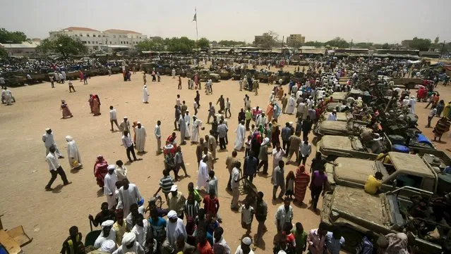People gather to look at vehicles and weapons of the Justice and Equality Movement (JEM) rebels that were on display, after victory celebrations by the Sudanese Armed Forces (SAF) and the Rapid Support Forces (RSF), in Niyala Capital of South Darfur, May 4, 2015. (Photo by Reuters/Stringer)