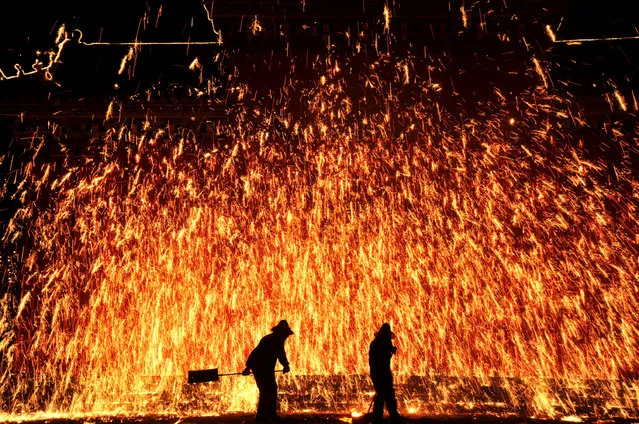 Local artists perform folk art of making shower of sparks from molten iron during an event celebrating China's Lunar New Year in Anyang, Henan province, China, January 31, 2017. (Photo by Reuters/Stringer)