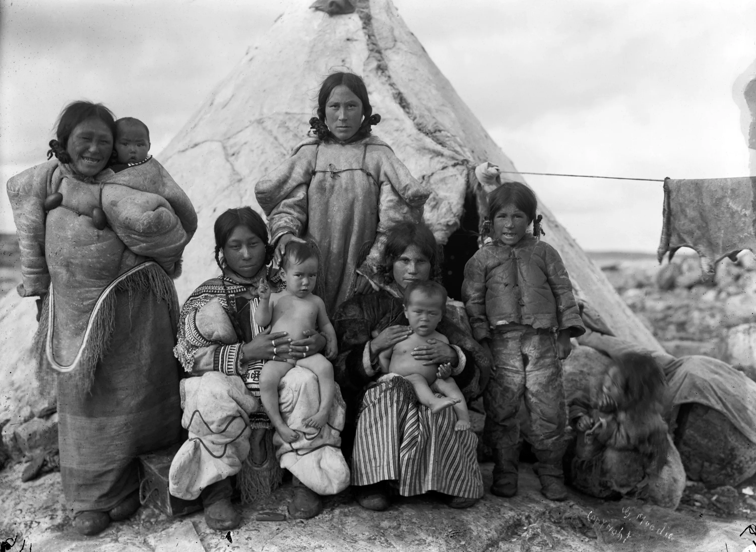 Иннуиты какой народ. Эскимосы инуиты. Инуиты — Канадские Эскимосы. Племя инуитов. Аляска Эскимосы.