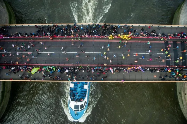 Runners cross the Rive Thames via Tower Bridge during the Virgin London Marathon 2016 on April 24, 2016 in London, England. (Photo by Chris Ratcliffe/Getty Images)