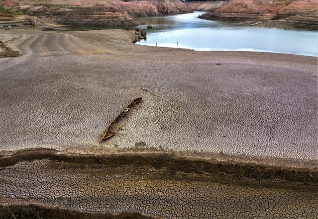 View of the Sau reservoir, about 100 km (62 miles) north of Barcelona, Spain, Tuesday, April 18, 2023. Authorities in Spain's parched northeast warned Tuesday that Barcelona and a wide surrounding area home to some 6 million people could face even tighter restrictions of water use in the coming months. (Photo by Emilio Morenatti/AP Photo)