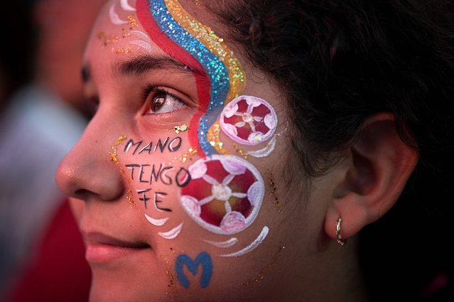 A Venezuelan football fan waits for the start of the 2024 Copa America quarter-final football match between Venezuela and Canada at a Fan Fest in Caracas on July 5, 2024. (Photo by Gabriela Oraa/AFP Photo)