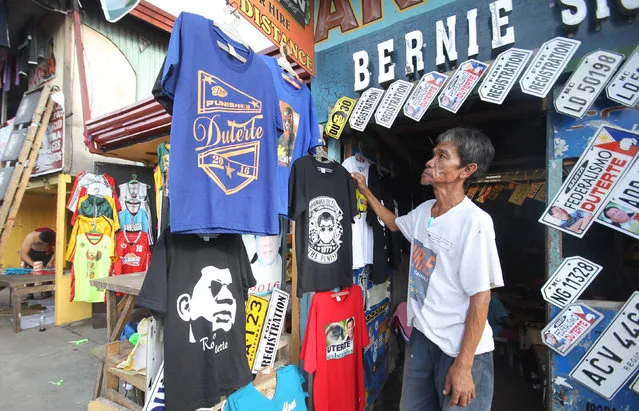 A sidewalk vendor sells T-shirts with images of President Rodrigo Duterte in Davao city in the southern Philippines December 23, 2016. (Photo by Lean Daval Jr./Reuters)
