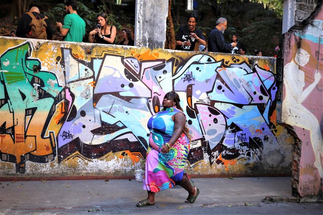 Singer Jojo Maronttinni, known as Jojo Toddynho, walks to enter the runway set up at the 9 de Julho building occupied by the homeless movement MSTC to present a creation by designer Isaac Silva during Sao Paulo Fashion Week, in Sao Paulo, Brazil on May 24, 2023. (Photo by Amanda Perobelli/Reuters)