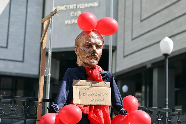 Activists set up a gallow and a bust of Soviet Union founder Vladimir Ilyich Ulyanov, known as Lenin, during a protest action near the Ukrainian Constitutional Court building in Kiev on July 16, 2019, as it considers the case on the constitutionality of the laws on de-communization. 46 Ukrainian lawmakers, mostly supporters of former Russia-backed President Viktor Yanukovych, addressed the court to repeal the laws “On the cleansing of power” and “On condemnation of the communist and national socialist (Nazi) totalitarian regimes in Ukraine and the prohibition of their symbols”. (Photo by Danil Shamkin/Ukrinform/Barcroft Media)