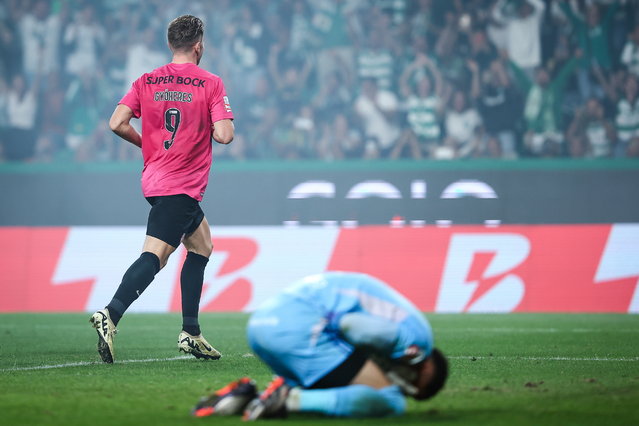 Sporting player Viktor Gyokeres celebrates scoring the 2-0 penalty goal during the Liga Portugal soccer match between Sporting CP and  Casa pia held at Alvalade Stadium, in Lisbon, Portugal, 05 October 2024. (Photo by Rodrigo Antunes/EPA)