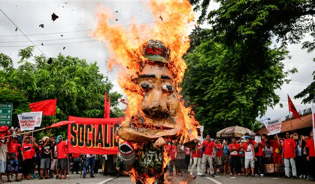 Filipino activists’ burn an effigy of Philippines President Rodrigo Duterte prior to his second State of the Nation Address (SONA) in Quezon City, northeast of Manila, Philippines, 24 July 2017. Philippines President Rodrigo Duterte will deliver his second State of the Nation Address (SONA) before the Senate and Congress joint session at the Batasang Pambansa Complex in Quezon City on 24 July. (Photo by Mark R. Cristino/EPA)
