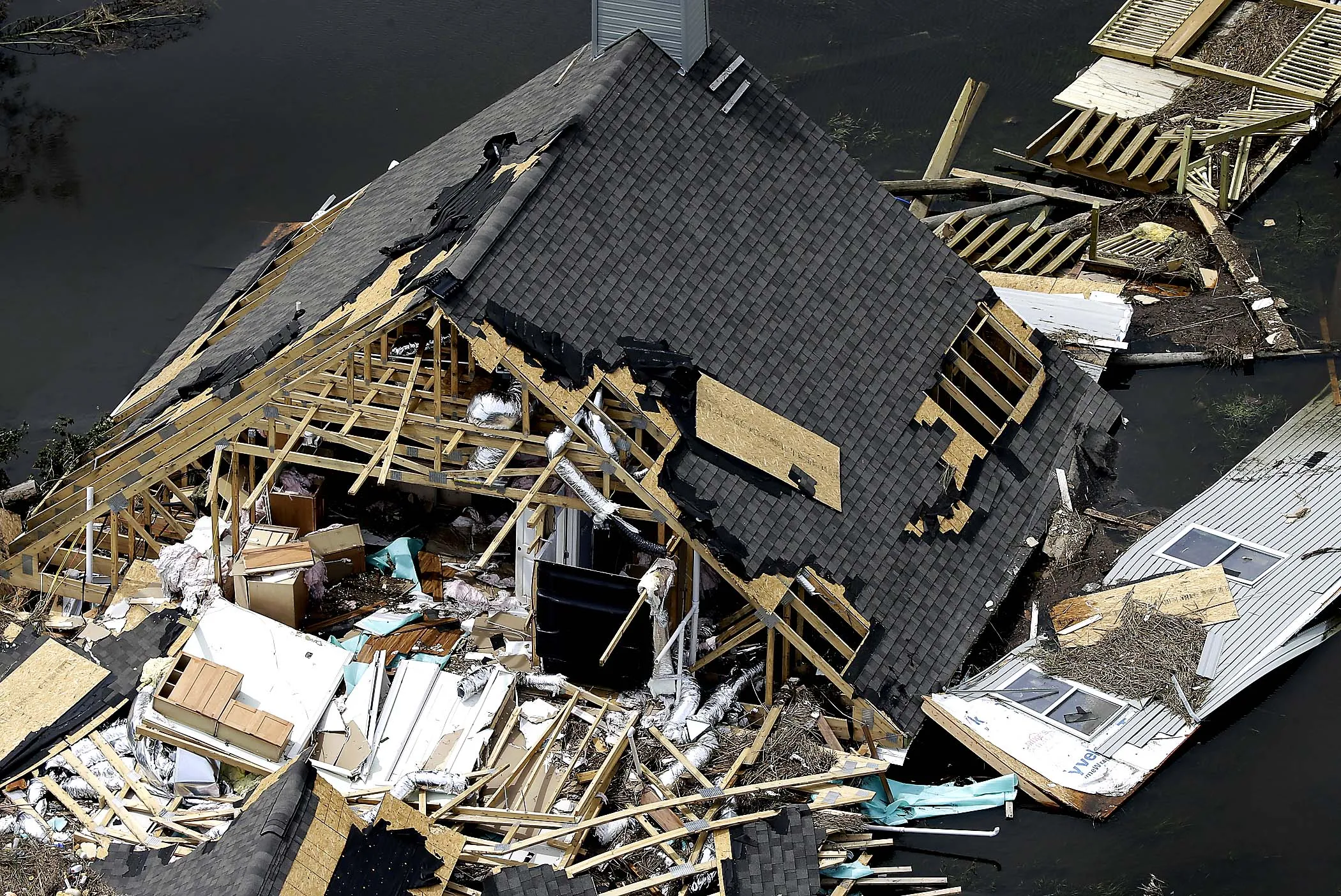Дома сломанный крышей. Разрушенная крыша. Сломанная крыша. Разбитая крыша. Ураган разрушил дом.