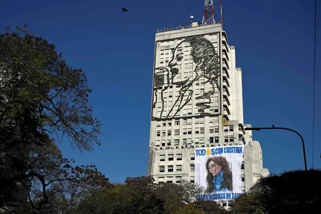 A sign with the portrait of Argentina's Vice President Cristina Fernandez de Kirchner that reads “Everyone with Cristina” is seen on the Social Development Minister building in Buenos Aires, on September 3, 2022. Messages of shock and solidarity poured in from around the world after a man tried to shoot Argentine Vice President Cristina Kirchner in an attack captured on video. Political and labor unions at home called for mass demonstrations countrywide to denounce Thursday's assault against Kircher, who survived because the handgun aimed at her face from very close range failed to go off. (Photo by Luis Robayo/AFP Photo)