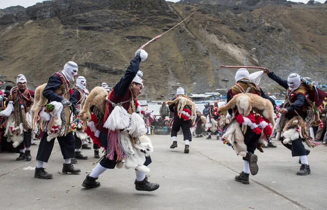 Pilgrims participate in the Qoyllur Rit'i religious festival, more than 1000 kms southeast from Lima, Peru on July 28, 2016. Quyllur Rit'i or Star Snow Festival is a spiritual and religious festival held annually at the Sinakara Valley in the Cusco Region of Peru. Groups of Quero indigenous people climb Ausangate Mountain, at 6362m, in search of the Snow Star which is reputedly buried within the mountain. The foreigners are not allowed to participate in this climb, according to the Indians, this may offend Apu Ausangate. (Photo by Christopher Roche/Barcroft Images)