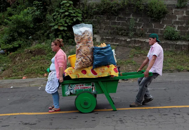 Street vendors sell Vigoron, traditional Nicaraguan food, during the festivities honouring the capital's patron saint Santo Domingo de Guzman in Managua, Nicaragua August 1, 2016. (Photo by Oswaldo Rivas/Reuters)