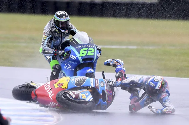 Spain's Moto2 rider Alex Marquez falls from his Kalex during a warm-up session ahead of the Australian Motorcycle Grand Prix at Phillip Island near Melbourne, Australia, Sunday, October 22, 2017. (Photo by Andy Brownbill/AP Photo)