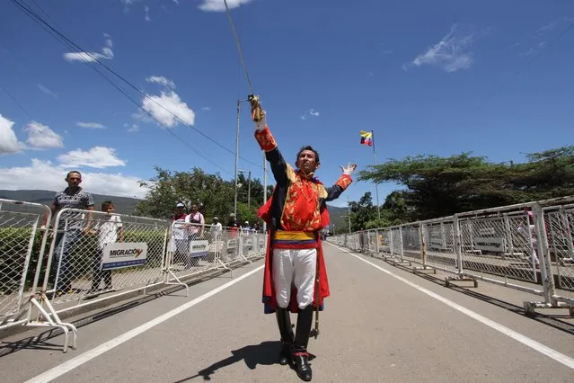 A man disguised as Liberator Simon Bolivar performs during a ceremony to officially reopen the land border between Venezuela and Colombia – closed since 2019 – at the Simon Bolivar International Bridge which connects San Antonio del Tachira in Venezuela and Cucuta in Colombia, on September 26, 2022. Venezuela and Colombia reestablished formal ties on August 29, reopening their shared land border and resuming commercial flights. (Photo by Johnny Parra/AFP Photo)