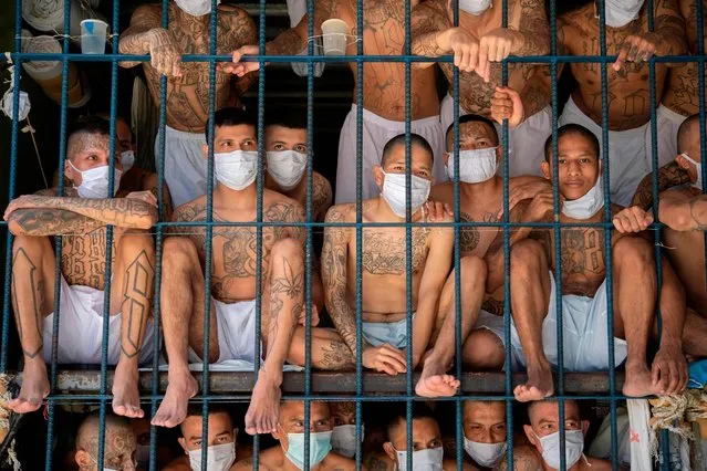 Members of the MS-13 and 18 gangs remain in an overcrowded cell at the Quezaltepeque prison, in Quezaltepeque, El Salvador, on September 4, 2020. Authorities from the General Directorate of Penal Centres (DGCP) visited three Salvadorean prisons, some of maximum security, to check the situation of inmates and carry out searches amid the COVID-19 novel coronavirus pandemic. (Photo by Yuri Cortez/AFP Photo)