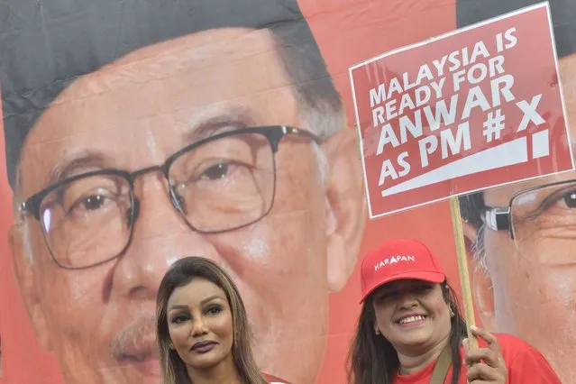 One of the supporters for Malaysian opposition leader Anwar Ibrahim holds up a sign for him outside a nomination center for the upcoming general election in Tambun, Malaysia, Saturday, November 5, 2022. Campaigning for Malaysia’s general elections formally started Saturday, in a highly competitive race that will see the world’s longest-serving coalition seeking to regain its dominance four years after a shocking electoral loss. (Photo by JohnShen Lee/AP Photo)