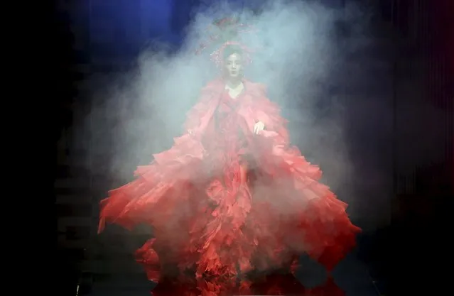 A model presents a creation by Chinese designer Mao Geping during a colorful cosmetic fashion trend collection at China Fashion Week S/S 2016, in Beijing, China, October 26, 2015. (Photo by Jason Lee/Reuters)