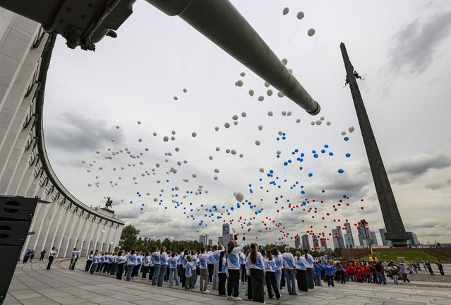 Russian cadets and volunteers release balloons bearing the Russian National flag colors during the celebration of the Russian National Flag Day at the Poklonnaya Hill, in Moscow, Russia, 22 August 2025. The day is celebrated since 22 August 1991, when members of the Supreme Council of the RSFSR (Russian Soviet Federative Socialist Republic) replaced the Soviet Union Flag with a historical flag of Russia following the failure of a coup. (Photo by Sergei Ilnitsky/EPA)