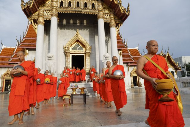 Thai Buddhist monks walk in line to collect morning alms during a rite to mark the End of Buddhist Lent at Wat Benchamabophit Dusitwanaram, also known as the Marble Temple in Bangkok, Thailand, 07 October 2025. The end of Buddhist Lent falls on the full moon day of the eleventh lunar month to mark the end of the three-month Buddhist Lent period, in which monks remain in one place to meditate and pray, while laymen may give up meat or alcohol and observe other ascetic practices. (Photo by Rungroj Yongrit/EPA)
