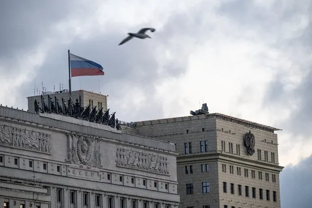 A bird flies over the building of the Russian Defense Ministry with anti-aircraft artillery systems atop the roof in Moscow, early Saturday, June 24, 2023. (Photo by AP Photo/Stringer)