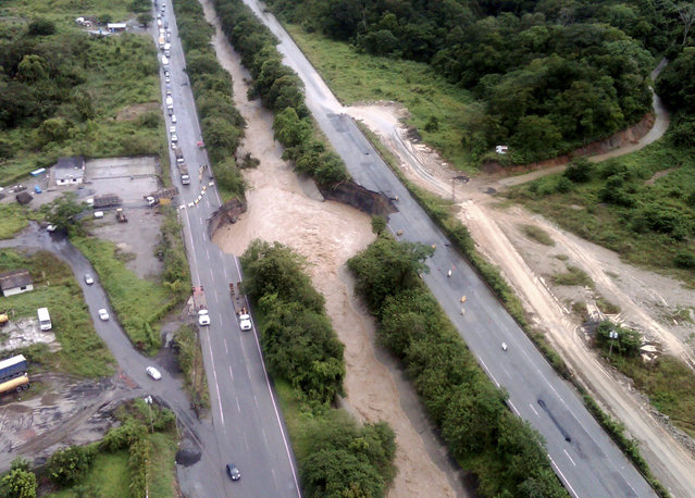 An aerial view of the damaged Gran Marical de Ayacucho highway in the state of Miranda outside Caracas December 1, 2010. Thousands of Venezuelans fled their homes after landslides and swollen rivers killed at least 21 people and threatened to cause more damage. (Photo by Miranda Government/Reuters)