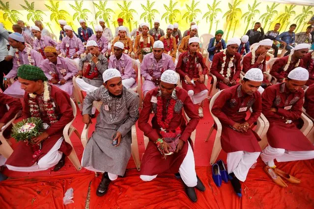 Grooms sit and wait for their turn during a Muslim mass wedding in Ahmedabad, India November 20, 2016. (Photo by Amit Dave/Reuters)