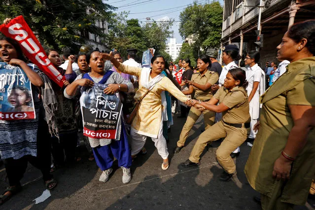 A police woman tries to detain an activist of Socialist Unity Centre of India (SUCI) during a protest against what organisers say is the trafficking of children, in Kolkata, India, November 29, 2016. (Photo by Rupak De Chowdhuri/Reuters)