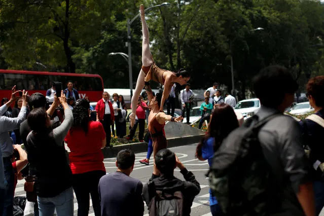 The classical ballet company “Ardentia” performs in the streets of Mexico City on traffic lights, in an effort to highlight the city's fine arts in public spaces in Mexico, September 8, 2018. (Photo by Carlos Jasso/Reuters)