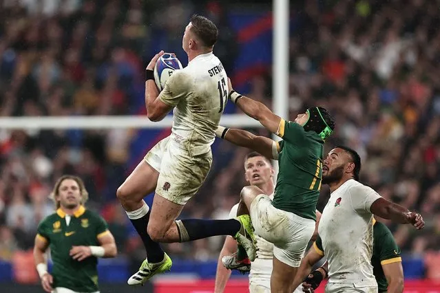 England's full-back Freddie Steward (L) jumps to catch a high ball under pressure from South Africa's left wing Cheslin Kolbe (2nd R) during the France 2023 Rugby World Cup semi-final match between England and South Africa at the Stade de France in Saint-Denis, on the outskirts of Paris, on October 21, 2023. (Photo by Franck Fife/AFP Photo)