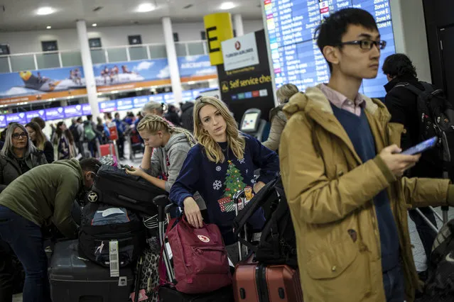 Passengers queue while waiting for announcements at Gatwick South Terminal on December 20, 2018 in London, England. Authorities at Gatwick closed the runway after Drones were spotted over the airport on the night of December 19. The shutdown has sparked a succession of delays and diversions in the run up to the Christmas getaway, in what authorities have called a “deliberate act” to disrupt the airport. (Photo by Dan Kitwood/Getty Images)