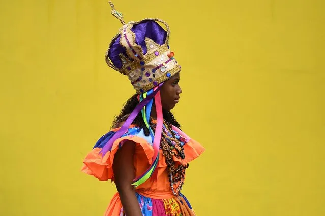 A woman disguised as a Congolese takes part on the 5th Festival of Pollera Congo in Portobelo, Panama, on August 20, 2022. The Congolese pollera Festival entered the Intangible Cultural Heritage of Humanity List of the United Nations Educational, Scientific, and Cultural Organization (Unesco) in 2018. (Photo by Luis Acosta/AFP Photo)