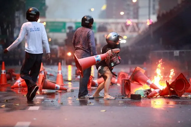 Demonstrators take part in a protest against the government's handling of the coronavirus disease (COVID-19) pandemic, in Bangkok, Thailand, August 10, 2021. (Photo by Soe Zeya Tun/Reuters)