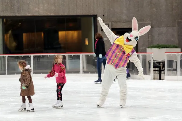 The Easter Bunny skates on The Rink at Rockefeller Center on March 27, 2016 in New York City. (Photo by Neilson Barnard/Getty Images)