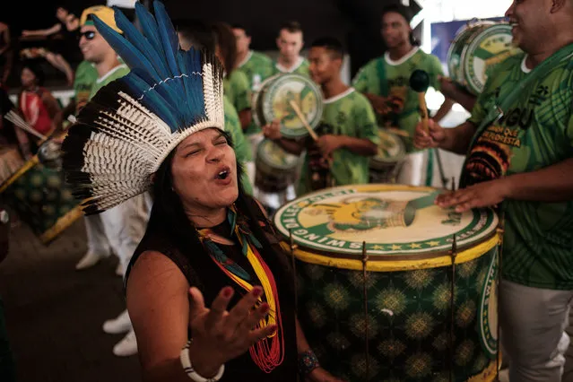 Sonia Guajajara (L), coordinator of the Articulation of the Indigenous Peoples of Brazil (APIB), and other indigenous leaders participate in the press conference given by the Imperatriz Leopoldinense samba school, whose theme this year pays homage to the native people of Brazil's Amazon region, ahead of the carnival parade at Cidade do Samba in Rio de Janeiro, Brazil, on February 24, 2017. (Photo by Yasuyoshi Chiba/AFP Photo)