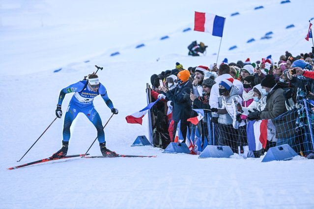 French biathlete Emilien Jacquelin competes to win gold during the Men's 15 km Mass Start event of the IBU Biathlon World Cup in Le Grand Bornand near Annecy on December 19, 2021. (Photo by Olivier Chassignole/AFP Photo)