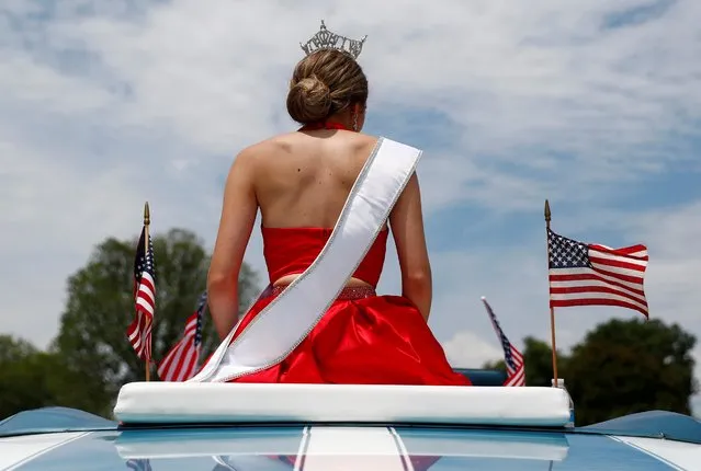 A woman, wearing a sash and tiara, rides in an open-top vehicle during Independence Day celebrations in Washington, D.C., on July 4, 2019. (Photo by Eric Thayer/Reuters)