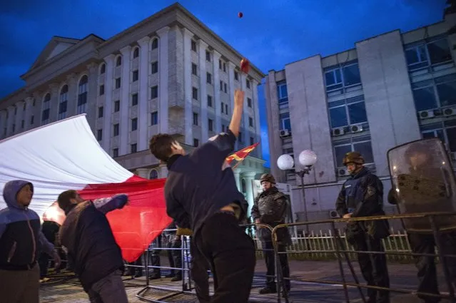 Protestor throw paint-filled balloons at court buldings during the protest dubbed “Colorful Revolution” against Macedonian President Ivanov's decision on wiretapping amnesty, in Skopje, The Former Yugoslav Republic of Macedonia, 03 May 2016. Ivanov on 12 April decided to abolish all judicial cases related to the big wire-tapping scandal that brought the country to early general elections scheduled for 05 June. (Photo by Georgi Licovski/EPA)