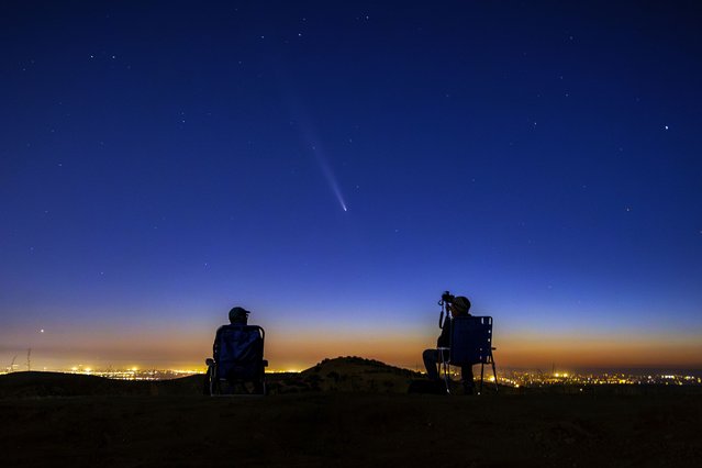 Comet Tsuchinshan-Atlas makes an appearance in the western night sky as amateur photographers Nolan Letellier, left, and Link Jackson observe on a ridge near the Dry Creek Trailhead in Boise, Idaho. Monday, October 14, 2024. (Photo by Kyle Green/AP Photo)