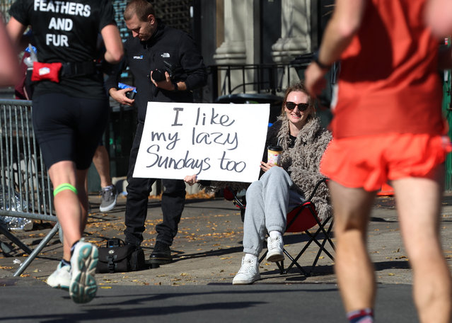 A spectator displays a banner reading “I like my lazy Sundays too” during the marathon in New York on November 3, 2024. (Photo by Brendan Mcdermid/Reuters)