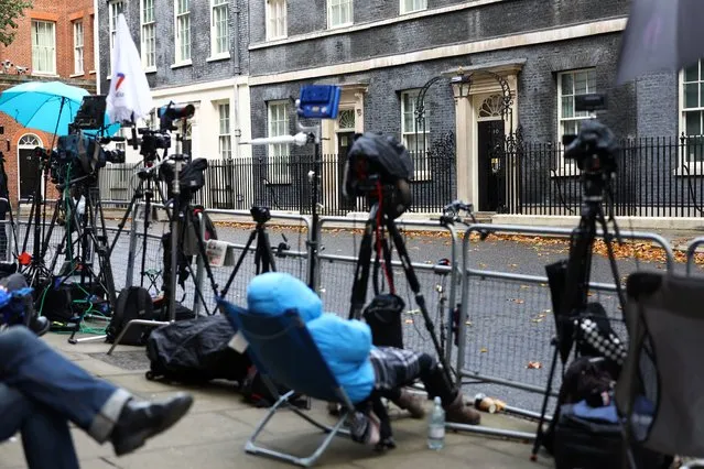Media members wait outside 10 Downing Street in London, Britain on October 21, 2022. (Photo by Henry Nicholls/Reuters)