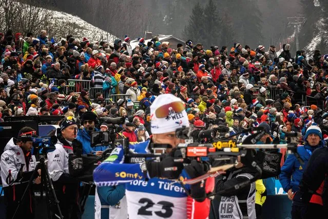 French Emilien Jacquelin takes part in the zeroing session in front of supporters prior to the mens 10 km sprint event of the IBU Biathlon World Cup in Le Grand Bornand near Annecy, southeastern France, on December 15, 2022. (Photo by Jeff Pachoud/AFP Photo)