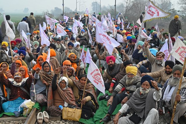 Farmers protest against the central and state government while blocking railway tracks demanding several concessions and higher wages, on the outskirts of Amritsar on January 29, 2023. (Photo by Narinder Nanu/AFP Photo)