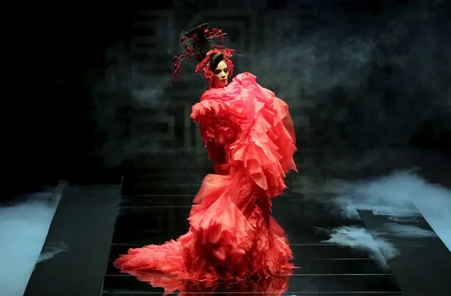 A model presents a creation by Chinese designer Mao Geping during a colorful cosmetic fashion trend collection at China Fashion Week S/S 2016, in Beijing, China, October 26, 2015. (Photo by Jason Lee/Reuters)