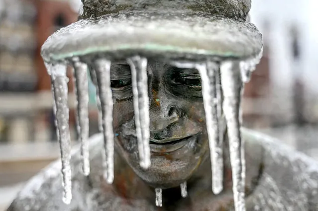 Icicles hang from the hat of a figure that is part of the Hometown Hero baseball sculpture outside Jackson Field in Lansing, Michigan, U.S., February 23, 2023. (Photo by Nick King/Lansing State Journal/USA TODAY NETWORK via Reuters)