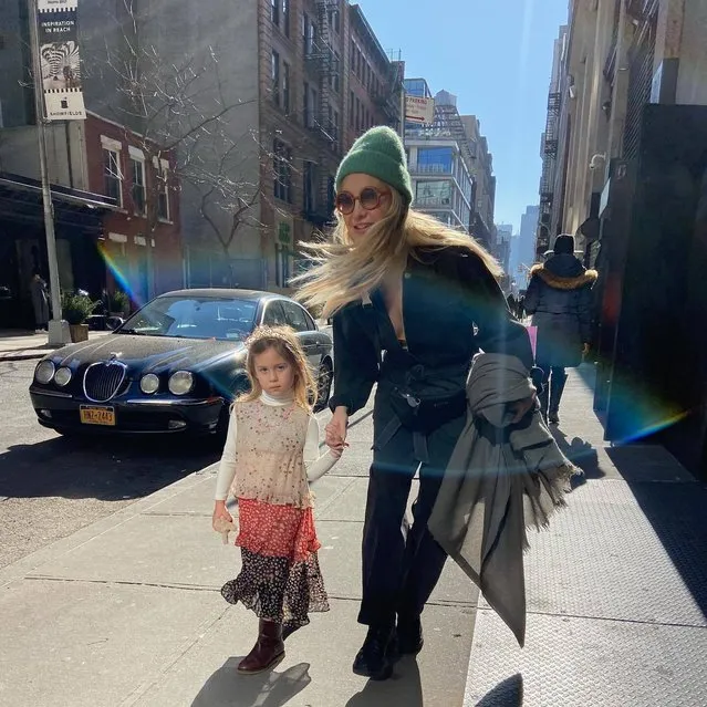 American actress Kate Hudson and her daughter in the second decade of February 2023 try not to get blown away. (Photo by katehudson/Instagram)