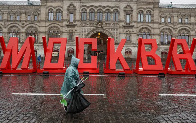 A municipal worker walks past a sign reading “Moscow” at the exhibition dedicated to the 79th anniversary of the 1941 Red Square Parade and the battle for Moscow during WWII,in Moscow, Russia, 08 November 2020. The exhibition features WWII military hardware and installations of the scene of daily life of Moscow during the war. (Photo by Sergei Ilnitsky/EPA/EFE)