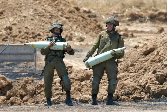 Israeli soldiers prepare to fire artillery shells towards the Gaza Strip from their position near the southern Israeli city of Sderot on May 14, 2021. (Photo by Jack Guez/AFP Photo)