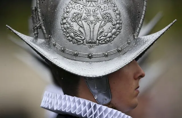 A Vatican Swiss guard stands in St. Peter's square before Pope Francis leads the Easter mass at the Vatican April 5, 2015. (Photo by Alessandro Bianchi/Reuters)