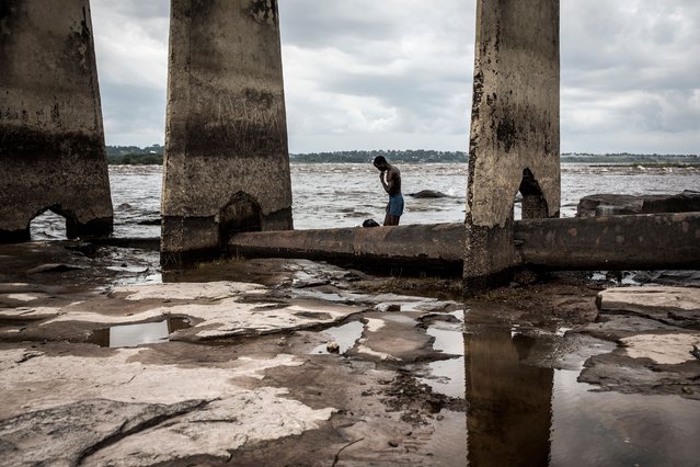 A man stands the banks of the Congo River on January 18, 2019 in Kinshasa, Democratic Republic of the Congo. (Photo by John Wessels/AFP Photo)